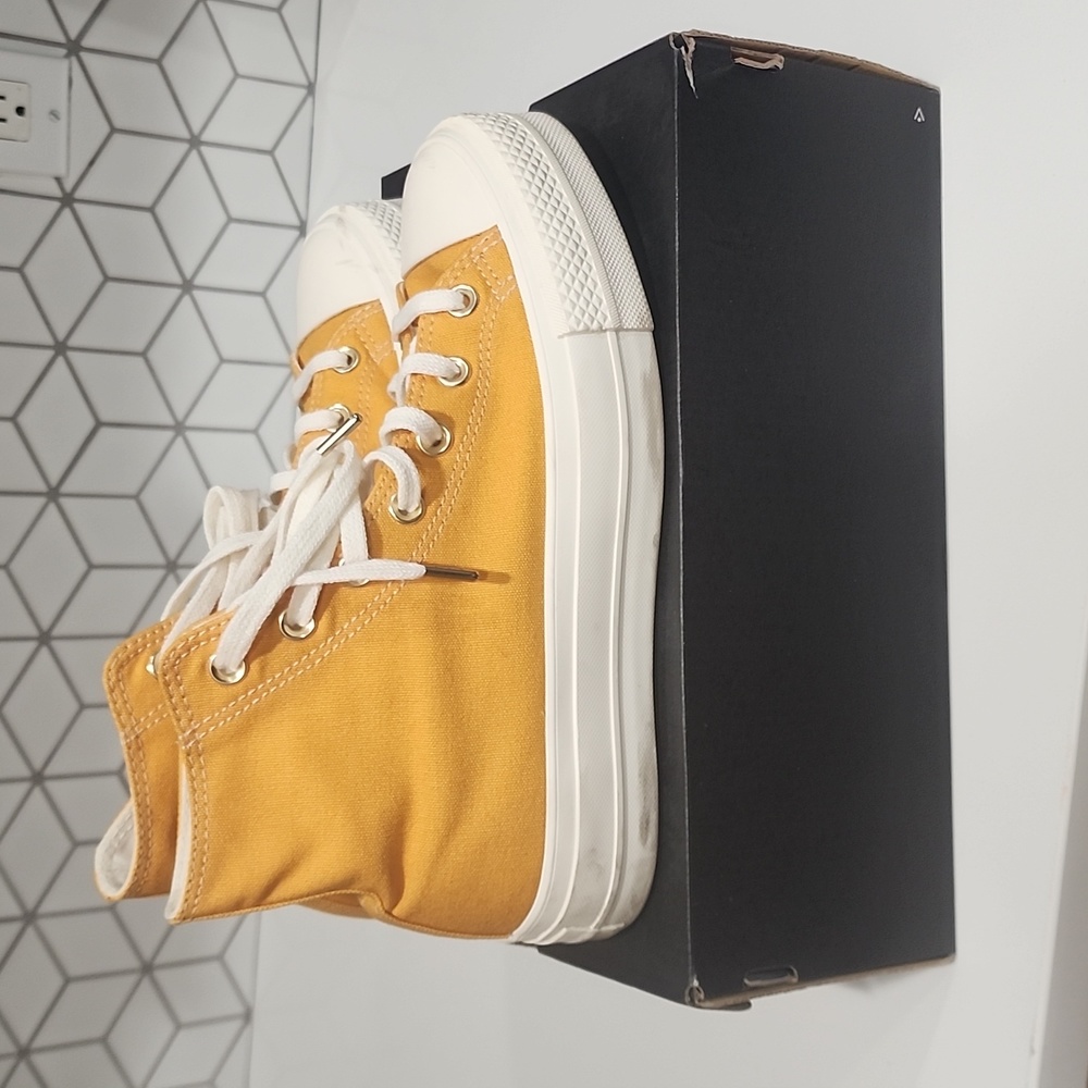 Converse Women Hi-Top Platform - Picture 2 of 5